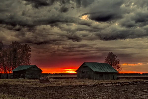 Bahar günbatımı iki eski ahır ev