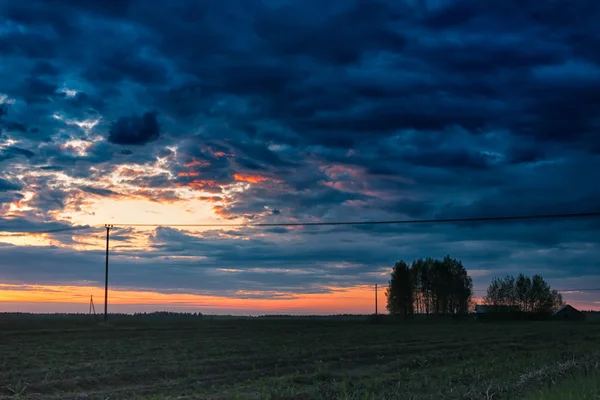 Tidlig sommersolnedgang – stockfoto