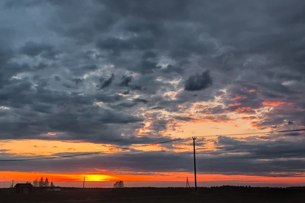 Nuvens pesadas sobre os campos — Fotografia de Stock