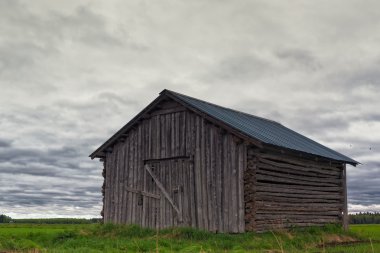 Bulutların altında kilitli ahır