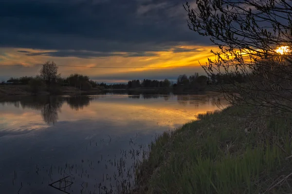 日没時の川 — ストック写真