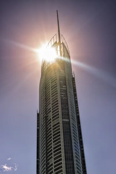 Sonne hinter dem q1-Turm — Stockfoto