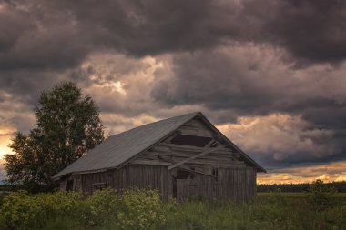 Barn House üzerinden fırtınalı bulutlar