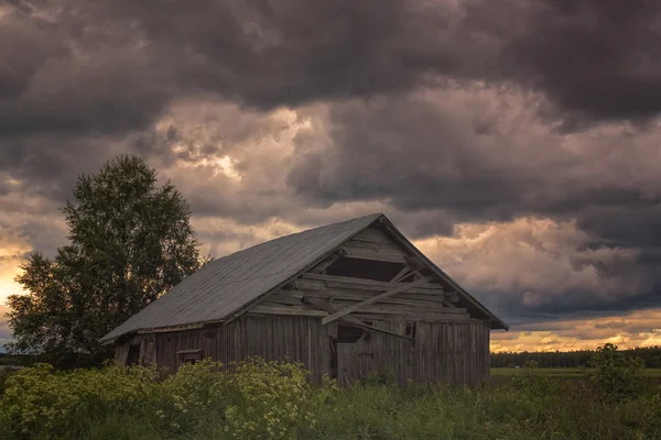 Bouřlivá oblaka nad domem stodola — Stock fotografie