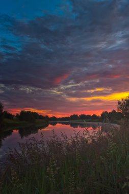 Nehir Bend Over günbatımı bulutlar