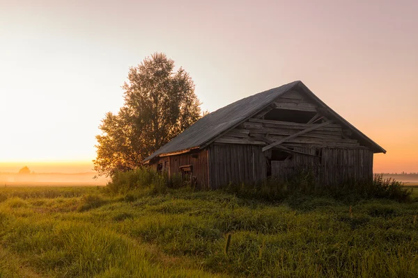 Barn House na polach Misty — Zdjęcie stockowe