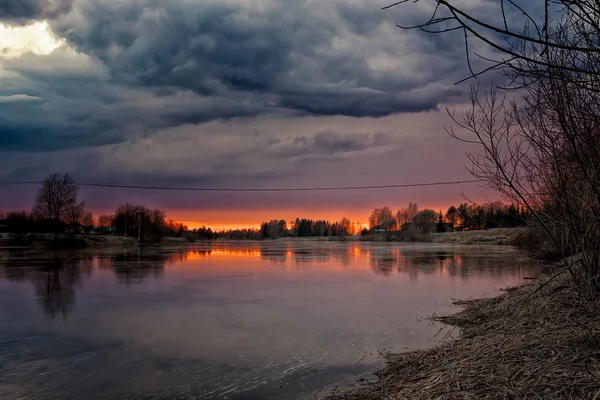 Lente Sunset door de rivier — Stockfoto