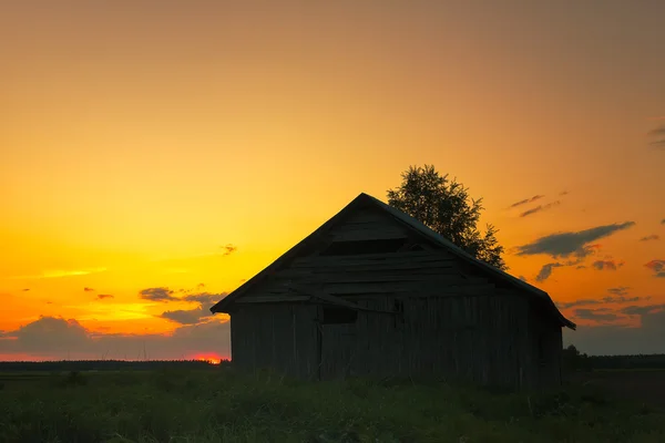 Casa solitária do celeiro no pôr do sol de verão — Fotografia de Stock