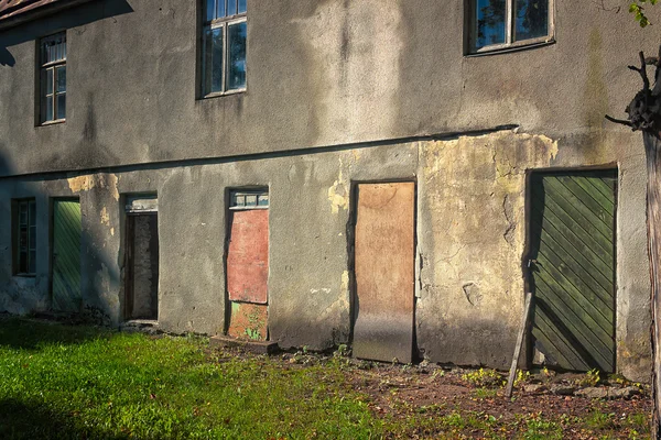 Cinco portas de um edifício abandonado — Fotografia de Stock