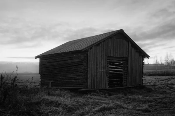 Sunlight Shines Walls Old Barn House Autumn Morning Very Misty — Stock Photo, Image