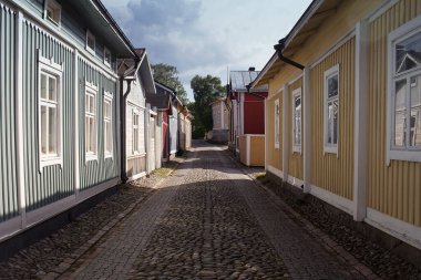Finlandiya 'nın Rauma kentindeki tarihi müze bölgesinde eski bir sokak. İnsanlar bu evlerde yaşarken burası tarihsel bir konumda tutuluyor..
