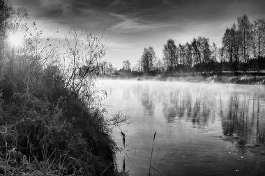 Kuzey Finlandiya 'da nehir kıvrımında güzel bir sonbahar sabahı. Nehirden yükselen sis ürkütücü bir atmosfer yaratıyor..