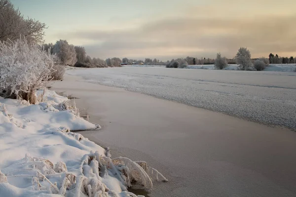 Woda Rzeczna Powoli Zamarza Mroźny Zimowy Dzień Wiejskiej Finlandii Jest — Zdjęcie stockowe