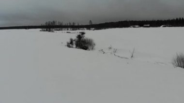 Karlı Tarlalarda Bir Dere