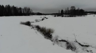 Karlı tarlalarda bir dereyi takip etmek