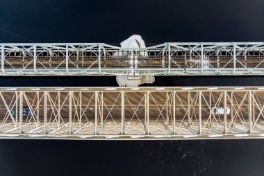 Nehri geçen iki eski demir köprü. Çelik yapılar buzla kaplıdır ve altındaki küçük adanın altında bir kar örtüsü vardır..