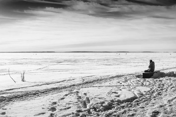 Человек Сидит Пляже Зимний День Ботнианский Залив Замерз Глубоко Снега — стоковое фото