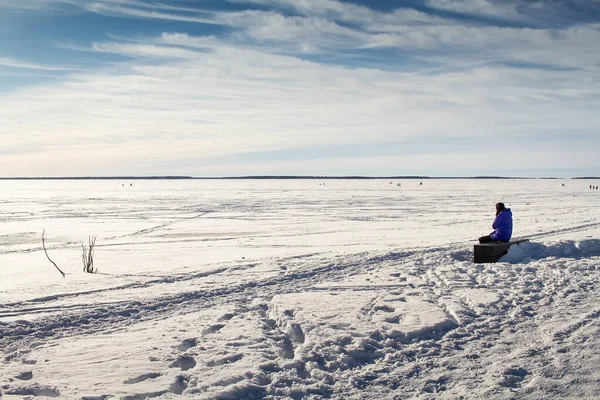 Een Man Zit Een Strand Een Winterdag Botnische Baai Diep — Stockfoto