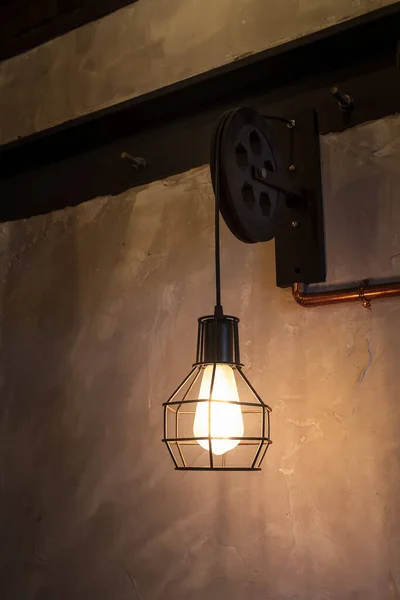 Eine Lampe Mit Metallrahmen Hängt Einem Londoner Pub Die Lampe — Stockfoto