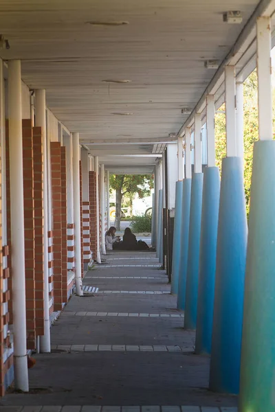 Two Teenage Girls Having Snack End Corridor Colorful Pilars Autumn — Stock Photo, Image