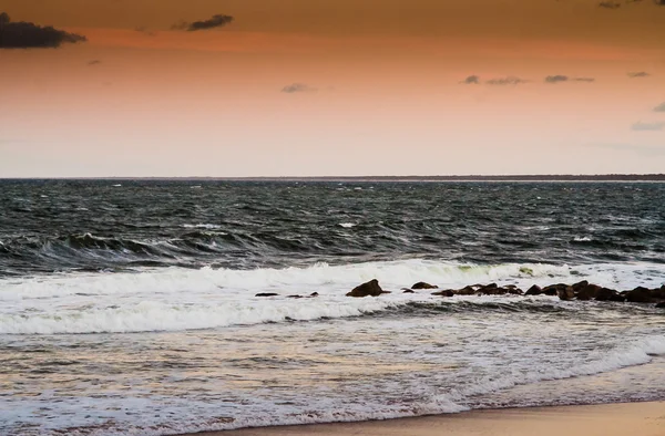 Хвилі на заході сонця — стокове фото
