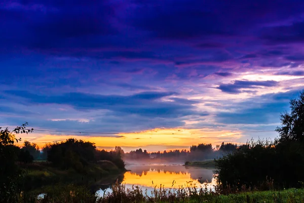 Niebla subiendo desde el río durante la puesta del sol —  Fotos de Stock