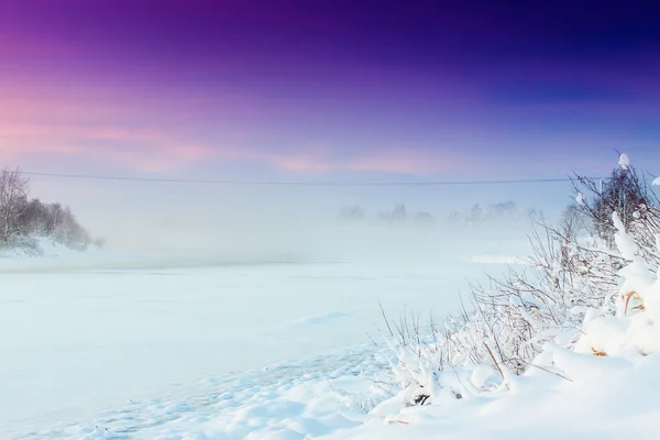 Замерзающая река на закате — стоковое фото