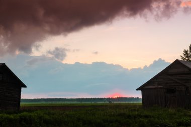 Yaz günbatımı alanlarda 2