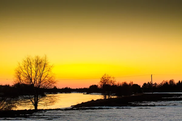 Matahari terbenam di tepi sungai — Stok Foto