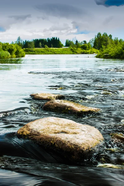 Acqua del fiume che scorre sulle rocce delle rapide — Foto Stock