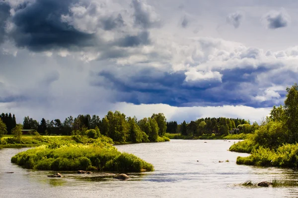 Regen komen voorbij de bocht van de rivier — Stockfoto