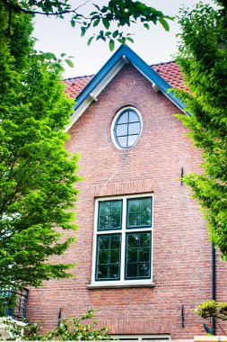 Hollandalı bir evde yuvarlak ve kare pencereler