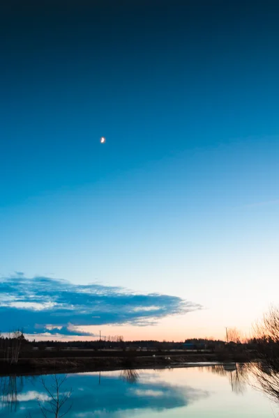 Moon, kuğu ve nehir