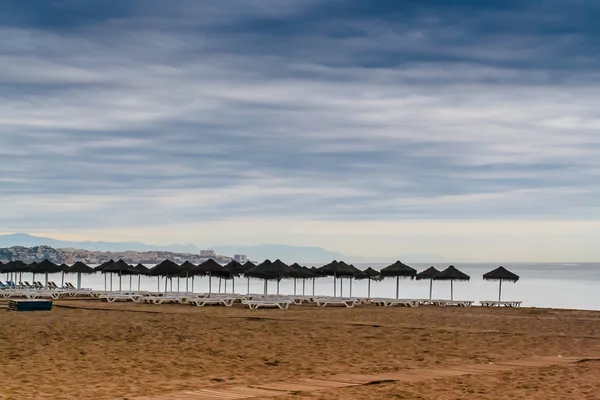 Parasols op het strand — Stockfoto