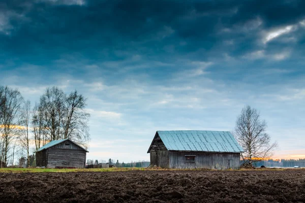 Nocne niebo nad domami stodoła — Zdjęcie stockowe