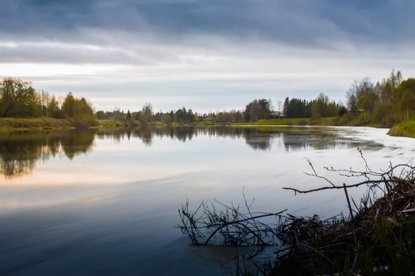 Nattetid vid floden — Stockfoto