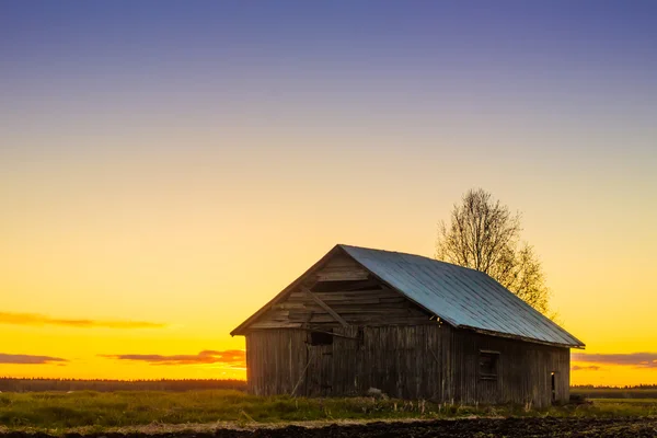 Barn House Against The Spring Sunset — Stock Photo, Image