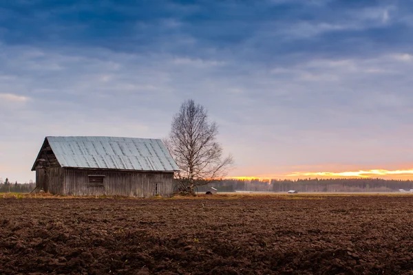 日落和谷仓的房子 — 图库照片