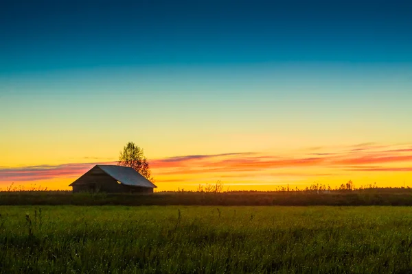 Malé stodole domu před západem slunce — Stock fotografie
