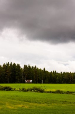 Fırtınalı gökyüzü altında küçük ahır