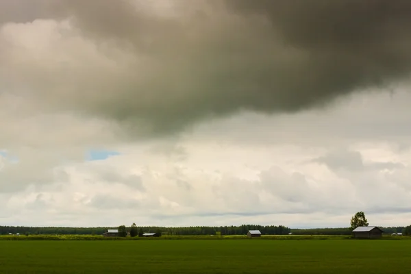 Zware wolken Over de velden — Stockfoto