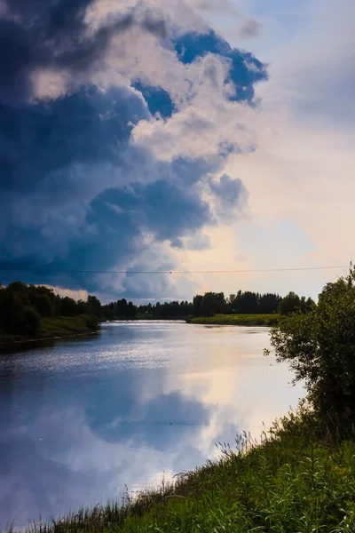 Zware wolken op een zomeravond — Stockfoto