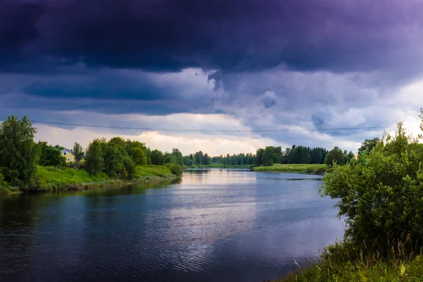 Nuvole di tempesta sul fiume — Foto Stock