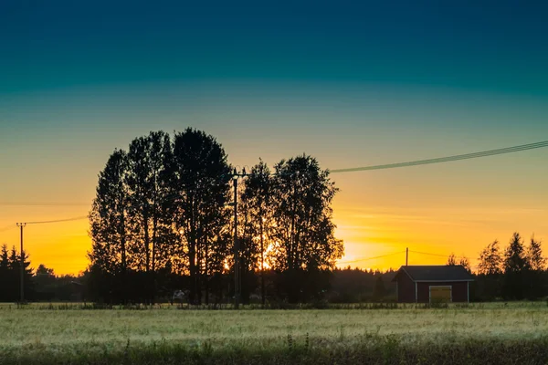 Derrame e árvores no por do sol — Fotografia de Stock