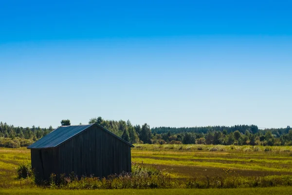 Stodoła na jesiennych polach — Zdjęcie stockowe