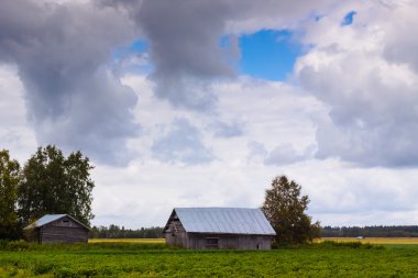 Bulutlar üzerinde ahır evleri