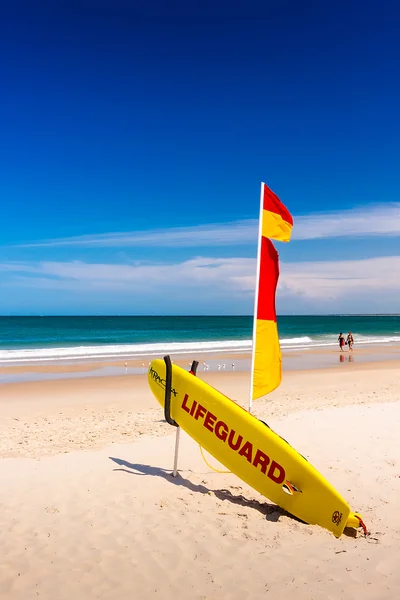 Sahildeki cankurtaran sörf tahtası