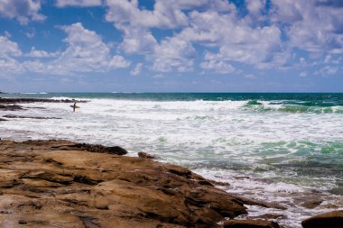 sörfçü wave için bekliyor