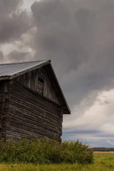 Scheunenhaus unter dicken Wolken — Stockfoto