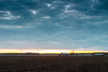 Bahar günbatımı üzerinde alanları